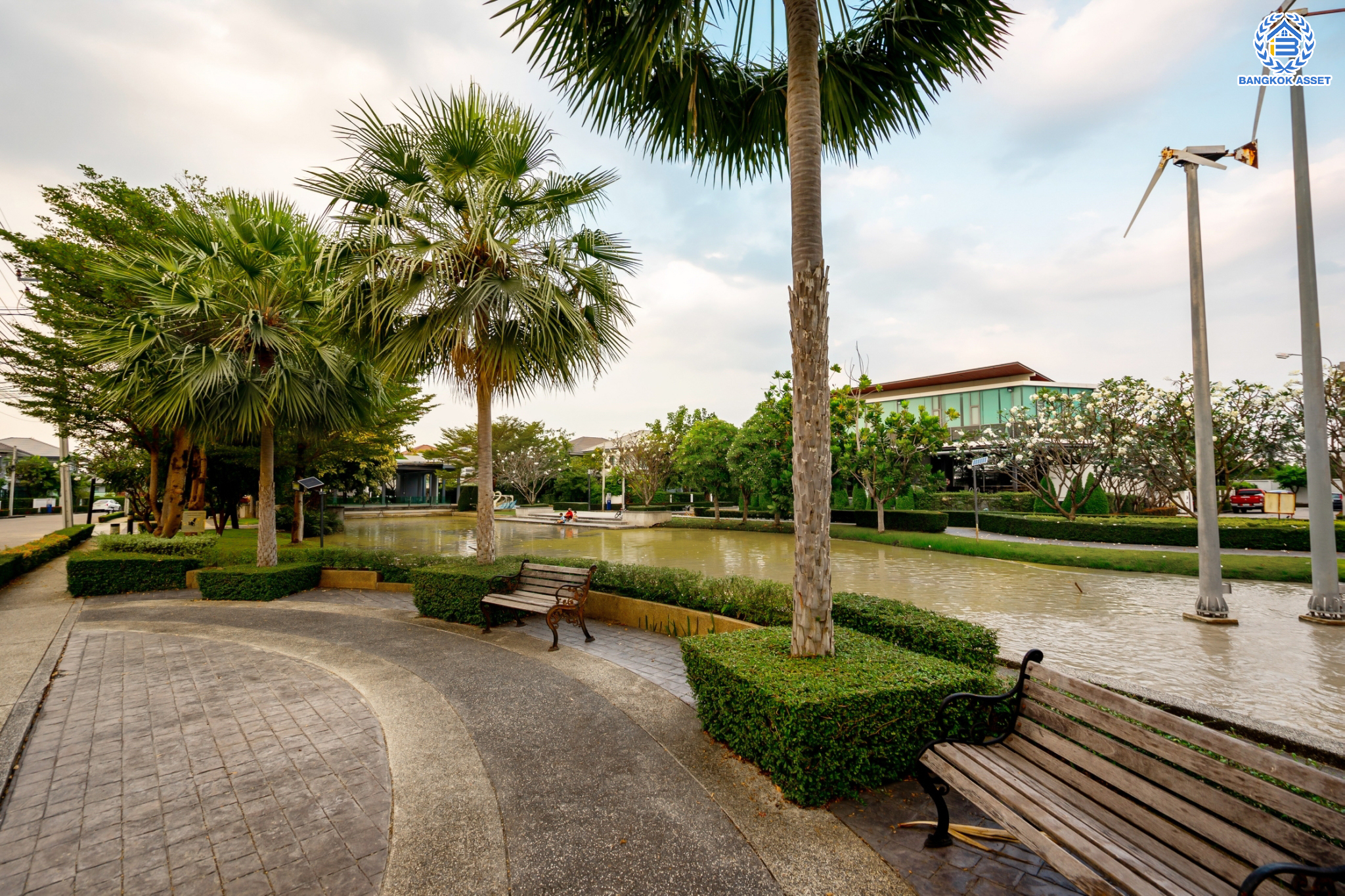 บ้านมือสองตกแต่งใหม่ ม.เพอร์เฟคเพลส แจ้งวัฒนะ บ้านเดี่ยวหลังใหญ่ เนื้อที่ 61.9 ตร.ว. ฟังก์ชัน 3 ห้องนอน 4 ห้องน้ำ 1 ห้องแม่บ้าน จอดรถได้ 2 คัน รองรับทุกการอยู่อาศัย บนทำเลศักยภาพ ใกล้เซ็นทรัลแจ้งวัฒนะ ทางด่วน และรถไฟฟ้าสายสีชมพู "สถานีแยกปากเกร็ด"